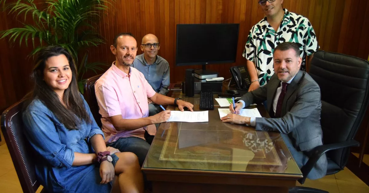 Teodoro Sosa y Antonio María, en el momento de la firma con Sergio Martín, vicepresidente del Colegio, Javier Delgado, técnico y Nereida Santana, coordinadora / CEDIDA