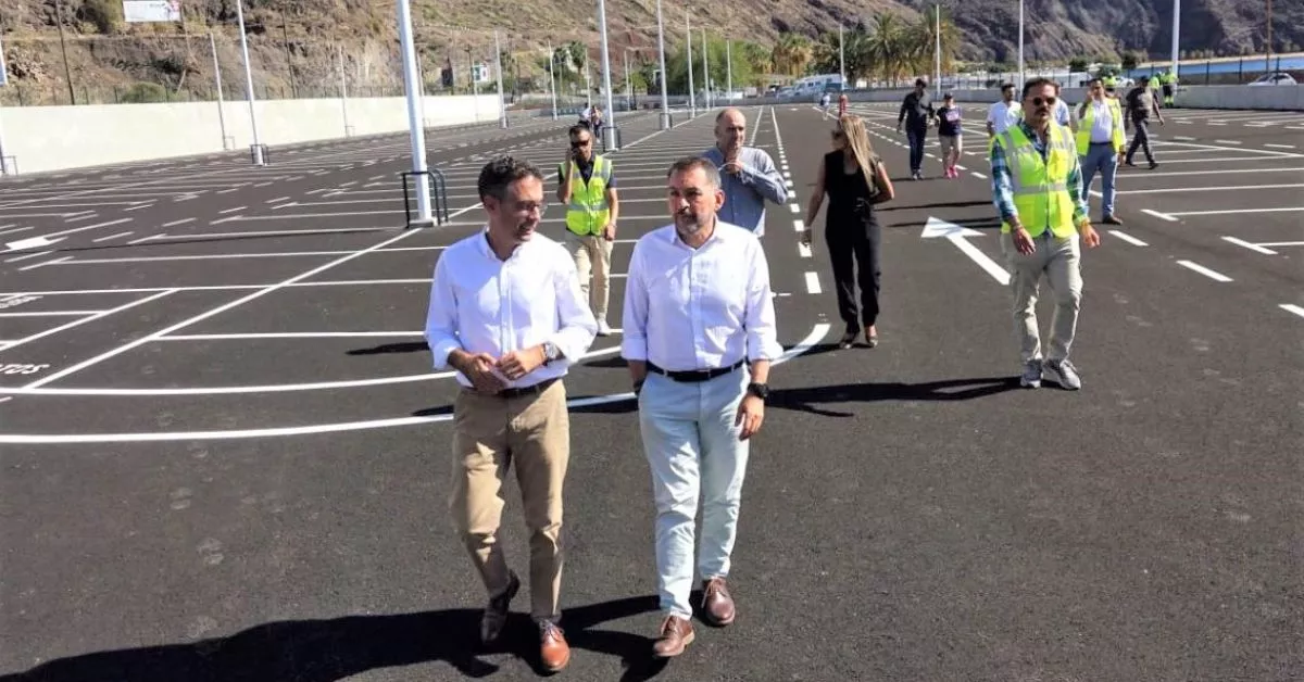 El concejal de Servicios Públicos, Carlos Tarife, y el alcalde de Santa Cruz de Tenerife, José Manuel Bermúdez, en los nuevos aparcamientos de San Andrés / CEDIDA