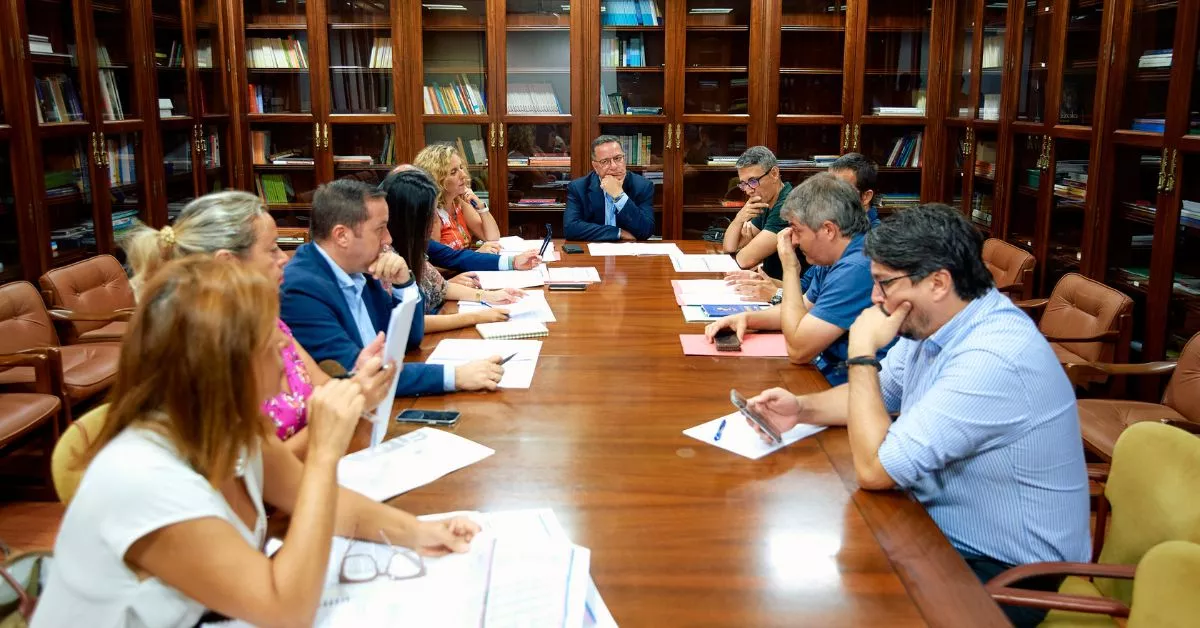 Reunión del consejero de Educación, Poli Suárez, con portavoces de los distintos grupos políticos / CEDIDA