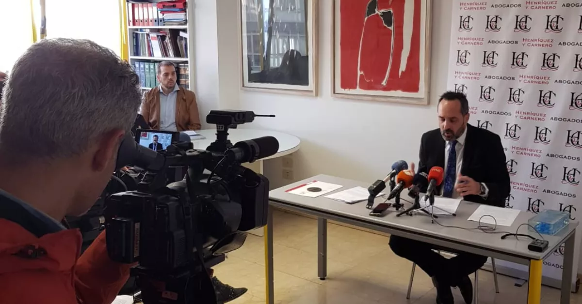 En el centro de la imagen, el letrado, Octavio L. Henríquez Portillo, a la izquierda, el  marido de la  profesora fallecida. / CEDIDA