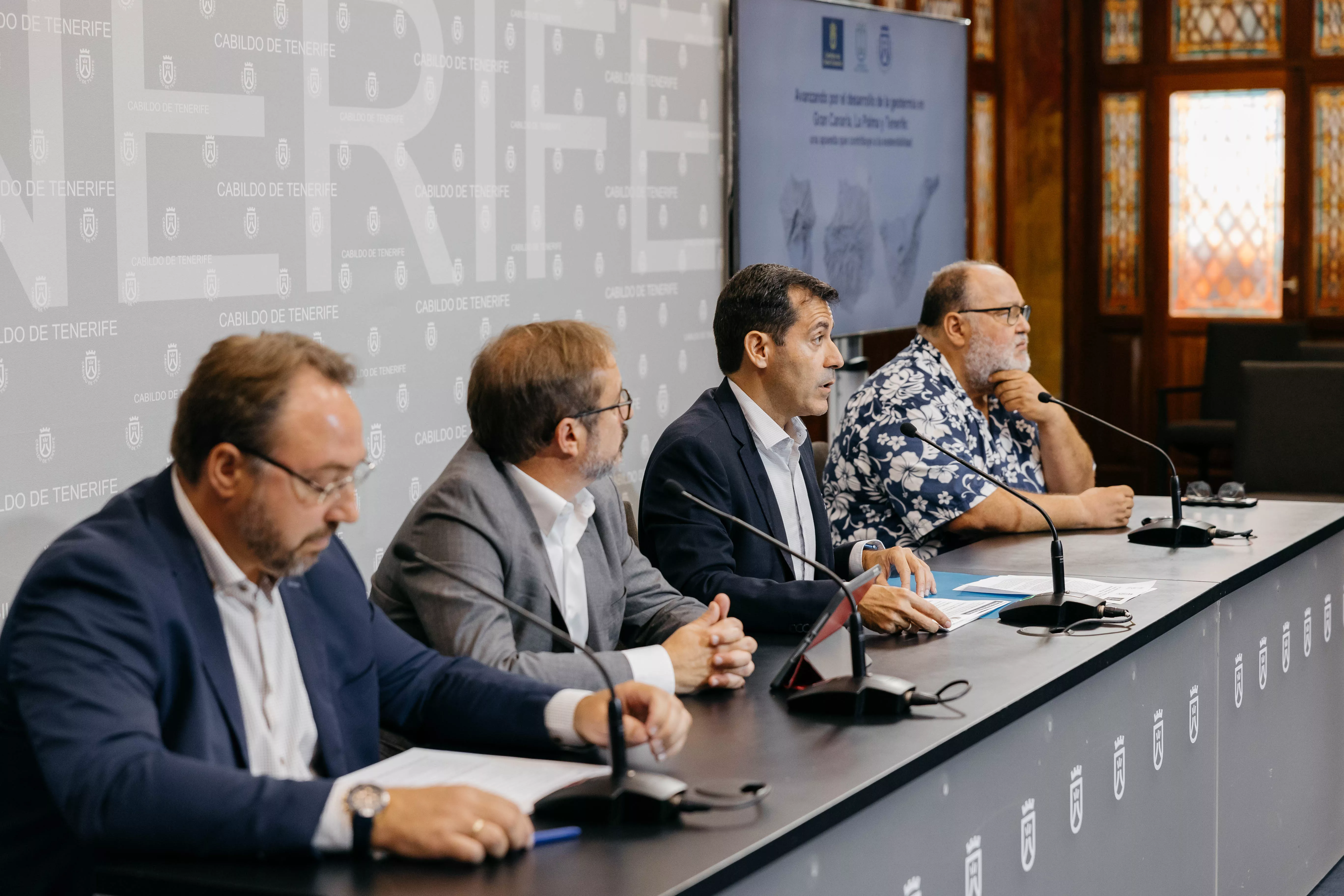 De izda a dcha: los consejeros Juan José Martínez (Tenerife), Raúl García (Gran Canaria) y Fernando González (La Palma) y el coordinador de Involcan Nemesio Pérez/ CEDIDA
