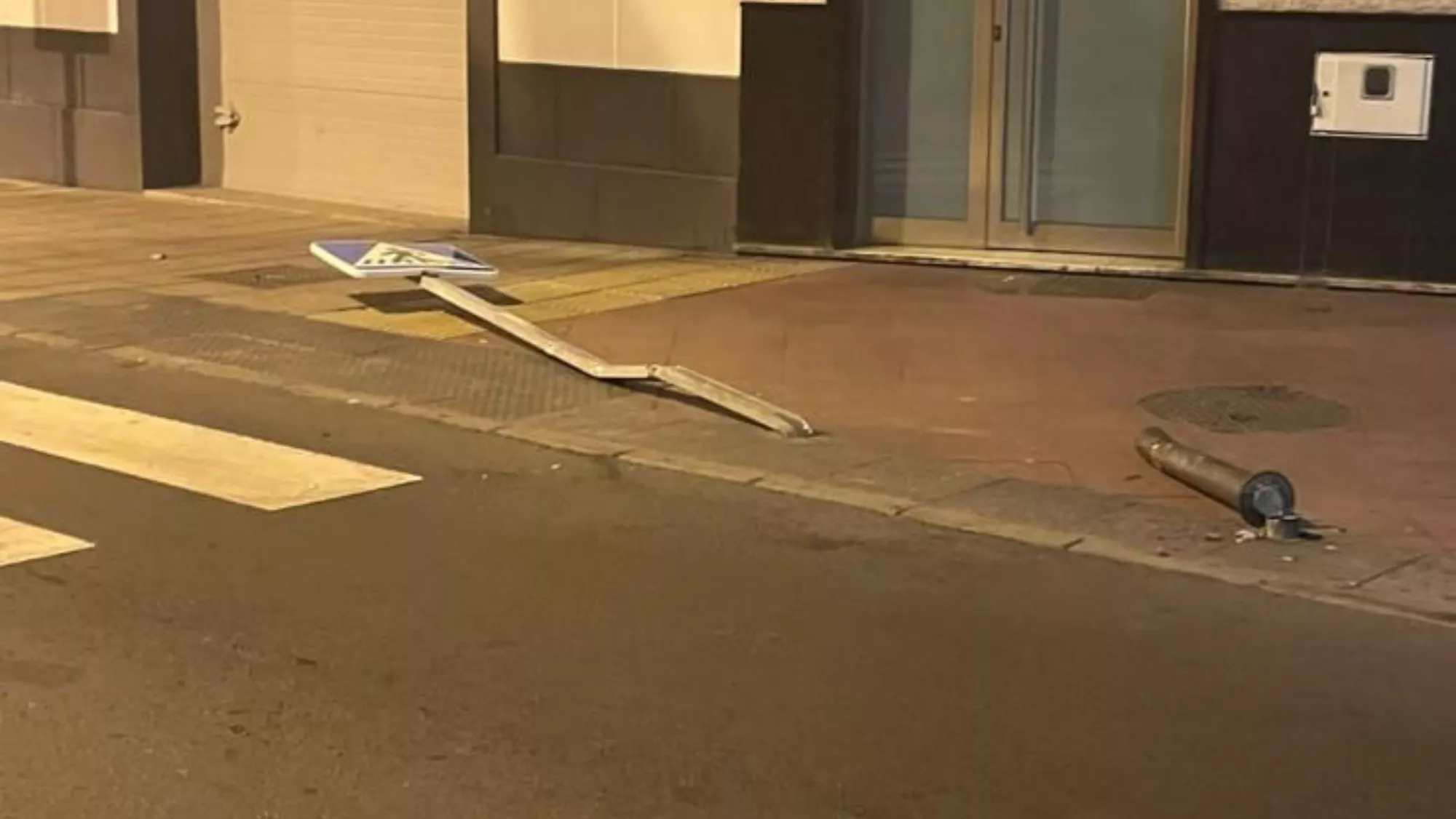 La señal dañada después de que colisionara el vehículo / MI PLAYA DE LAS CANTERAS