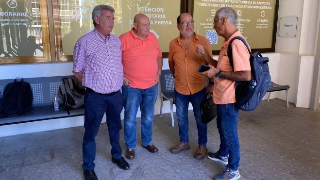 Los portavoces de los sindicatos antes de entrar a la reunión con la directora general de Transportes del Gobierno de Canarias / ATLÁNTICO HOY