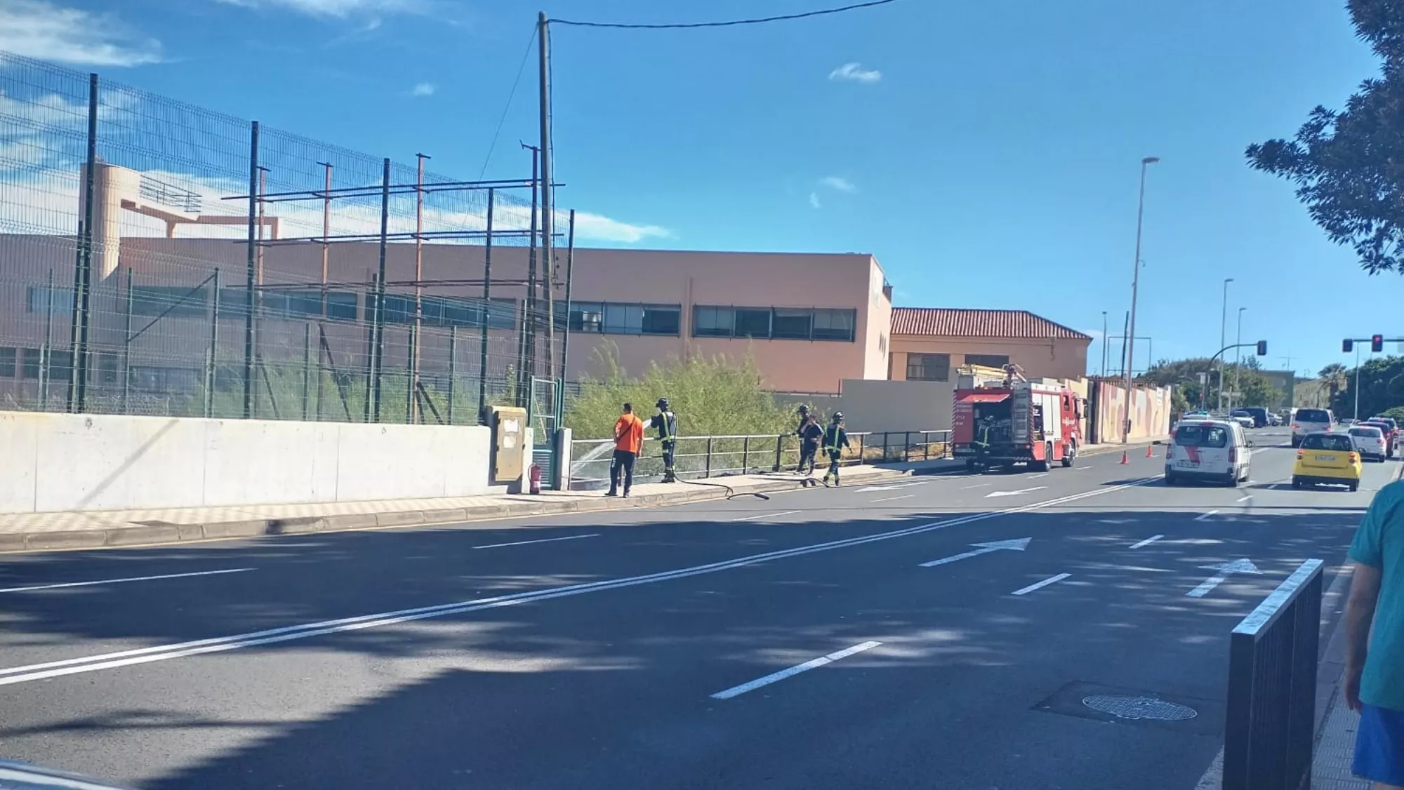 Los Bomberos de Tenerife sofocando las llamas / CEDIDA