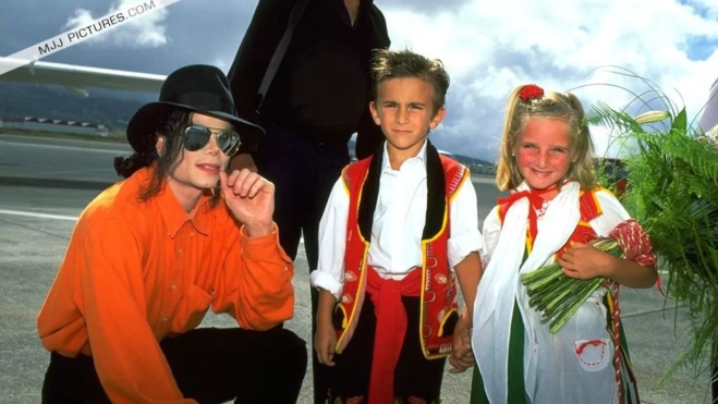 Imagen de Michael Jackson a su llegada a Tenerife./ MJJPICTURES.COM