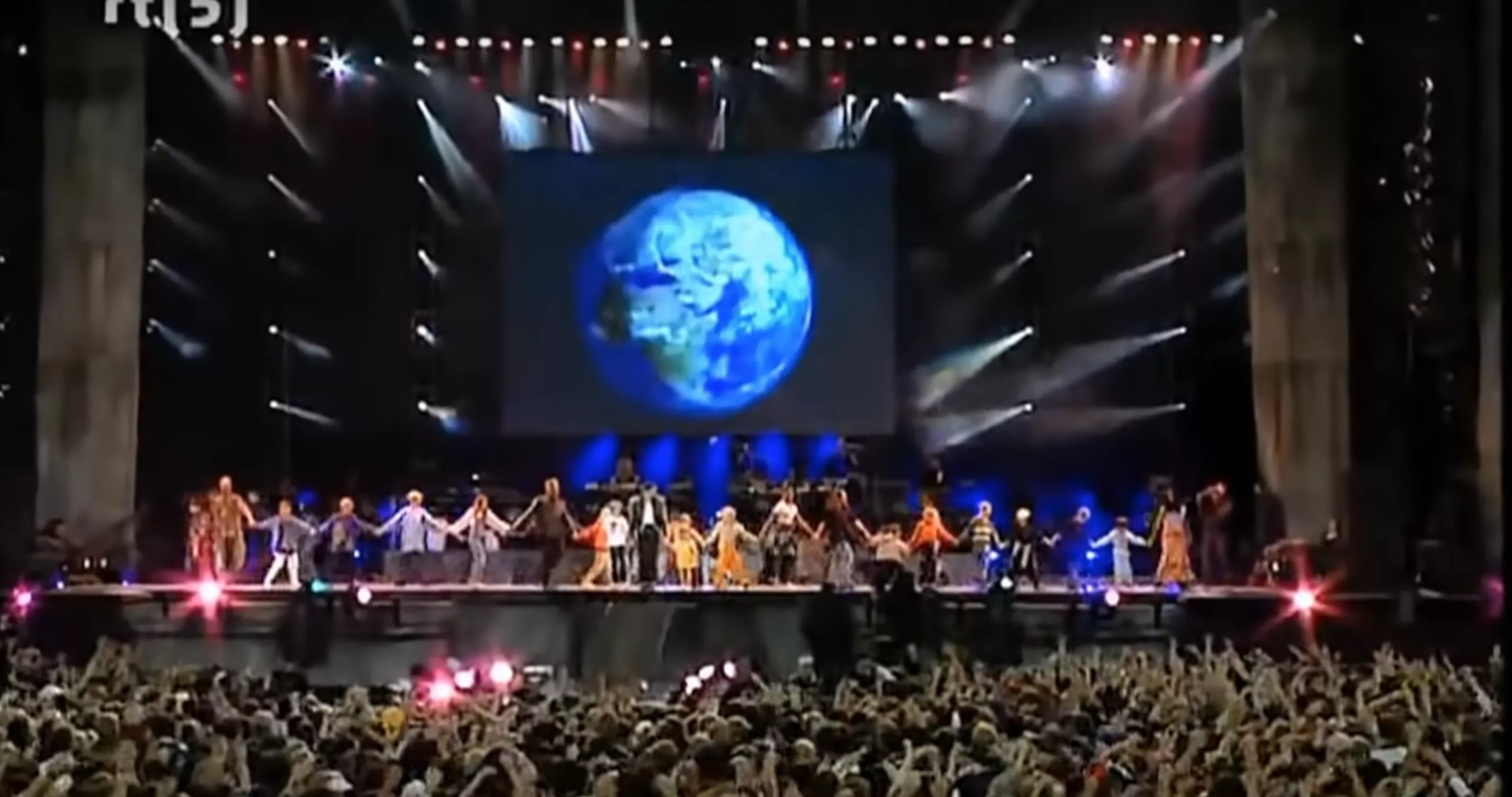Michael Jackson interpretando 'Heal the World' junto a un grupo de niños en un concierto en Berlín./ YOUTUBE