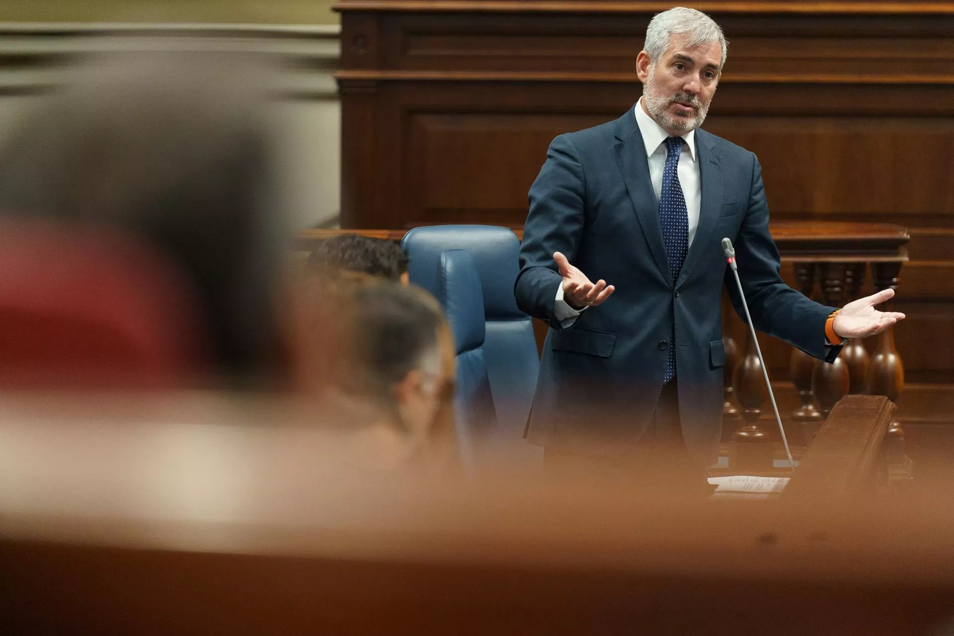 El presidente de Canarias, Fernando Clavijo, responde a las preguntas de los diputados durante la sesión de control al Gobierno en el pleno del Parlamento de Canarias. EFE/Ramón de la Rocha