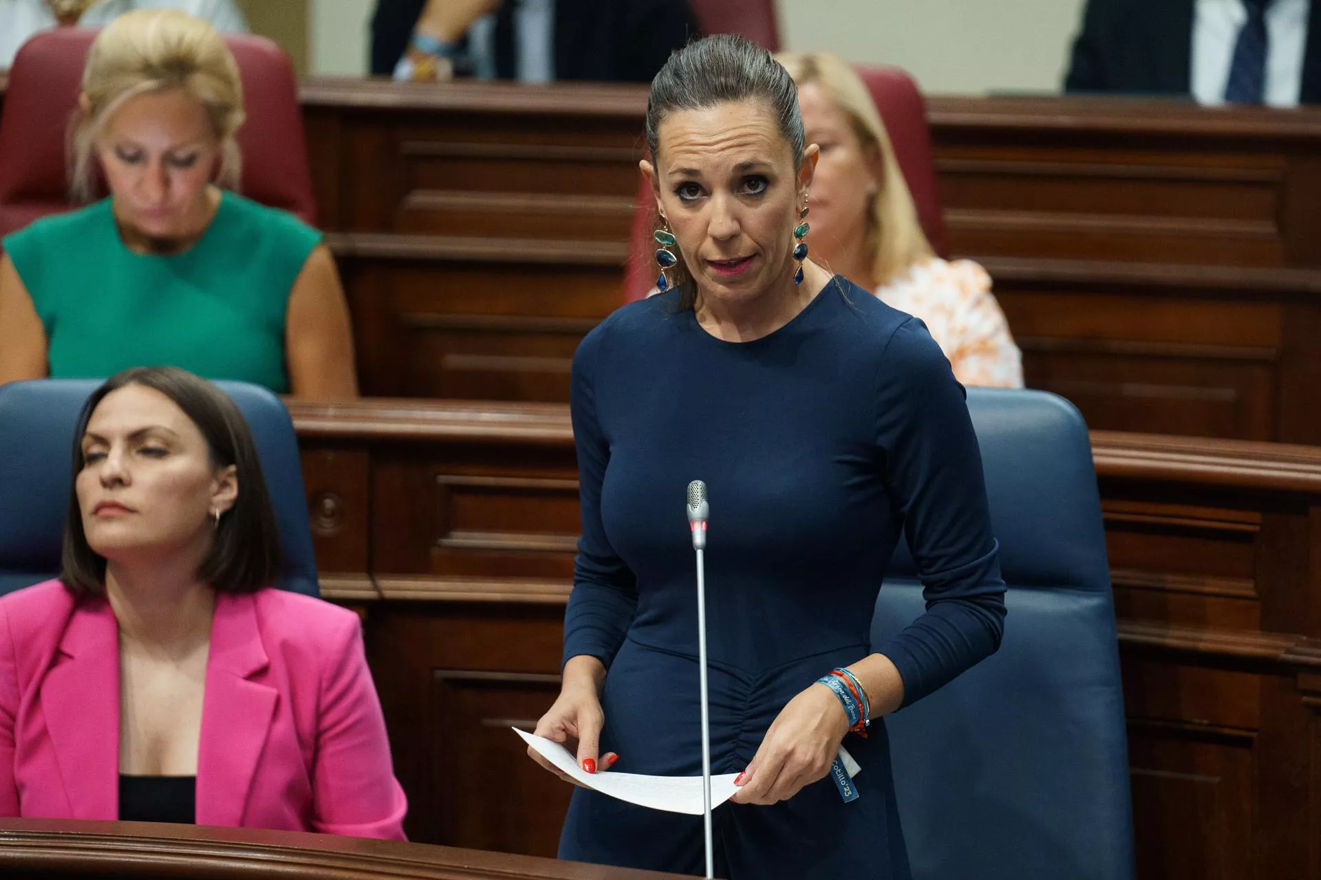 La consejera de Turismo y Empleo del Gobierno canario, Jéssica de León, en el pleno del Parlamento. / EFE - RAMÓN DE LA ROCHA