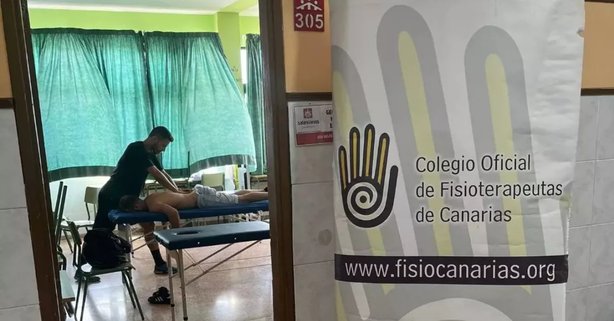 Un fisioterapeuta en un evento del Colegio Oficial de Fisioterapeutas de Canarias./ COFC