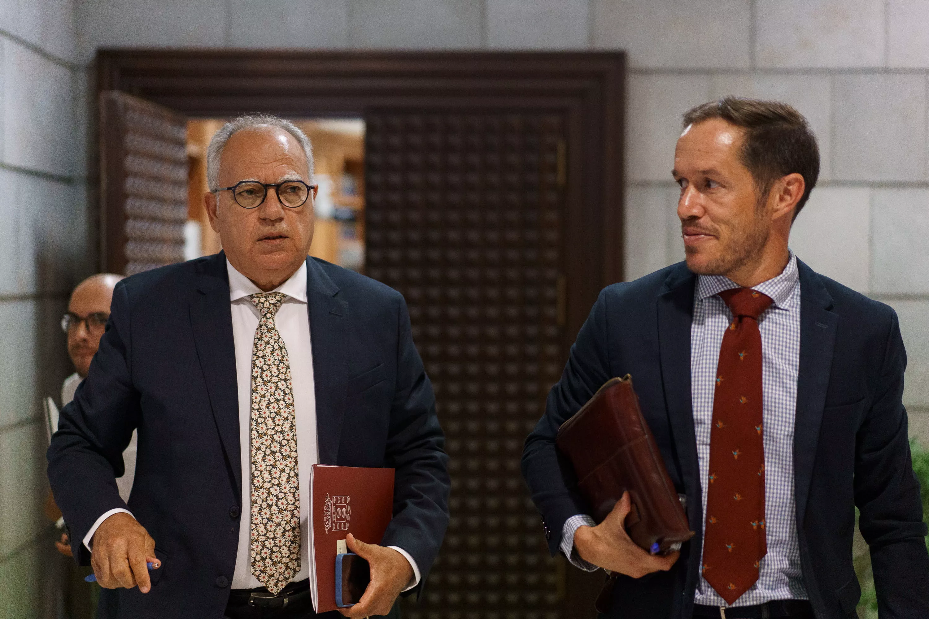 El consejero de Transición Ecológica y Energía del Gobierno de Canarias, Mariano Zapata (d), junto al presidente de turno de la Fecai, Casimiro Curbelo 