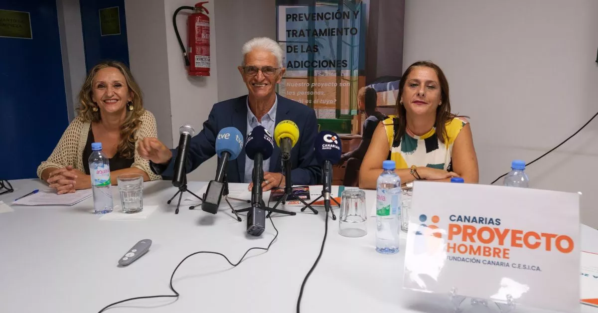 El presidente de Proyecto Hombre Canarias, Antonio Hernández, acompañado por la gerente, Ana Julia Marrero (d) y la directora, María del Carmen Lázaro (i) / EFE / ÁNGEL MEDINA G.