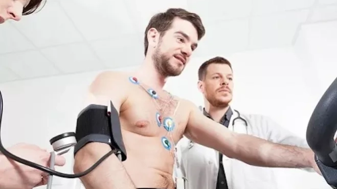 Un joven se somete a una prueba de esfuerzo / QUIRÓNSALUD