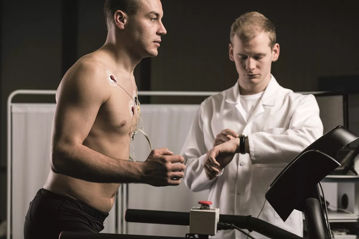 Un médico controla a un paciente durante un reconocimiento médico / QUIRÓNSALUD