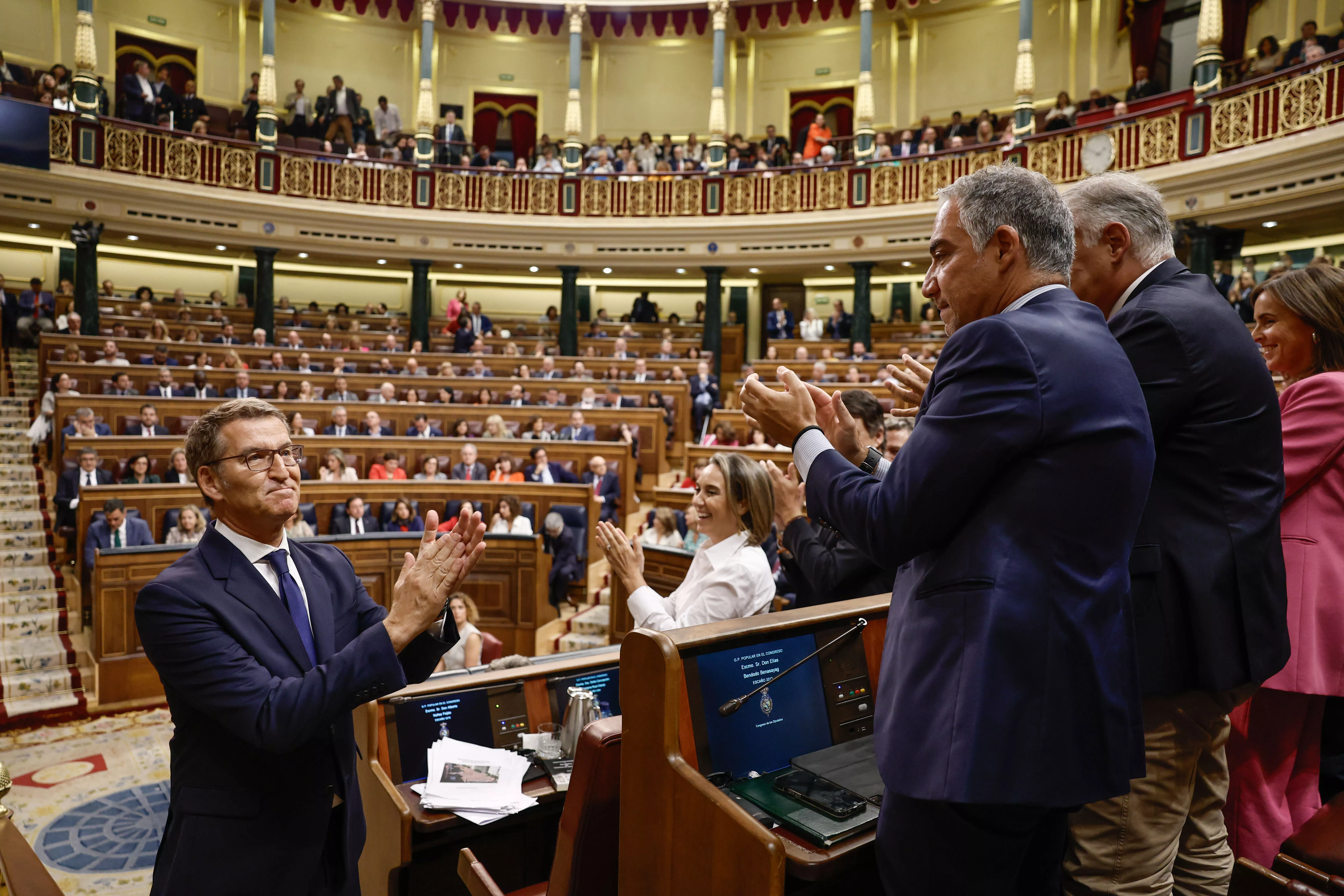 La bancada popular aplaude a Feijóo tras su intervención en la primera sesión del debate de su investidura, una jornada en la que Canarias quedó arrinconada detrás de Cataluña, País Vasco y Madrid. / SERGIO PÉREZ-EFE
