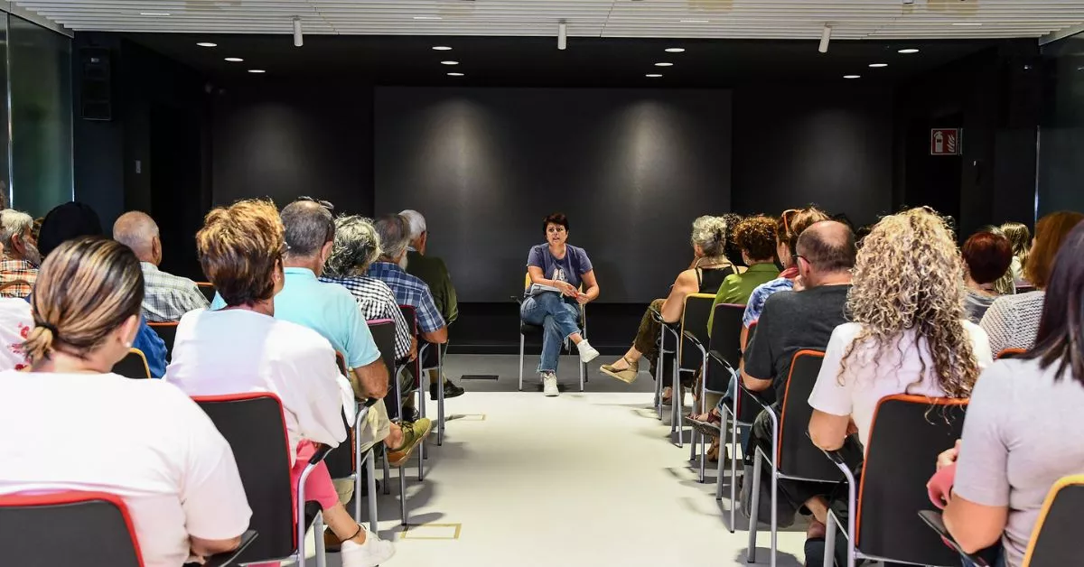 La consejera de Desarrollo Económico, Minerva Alonso, se reúne con el colectivo de artesanos / CEDIDA