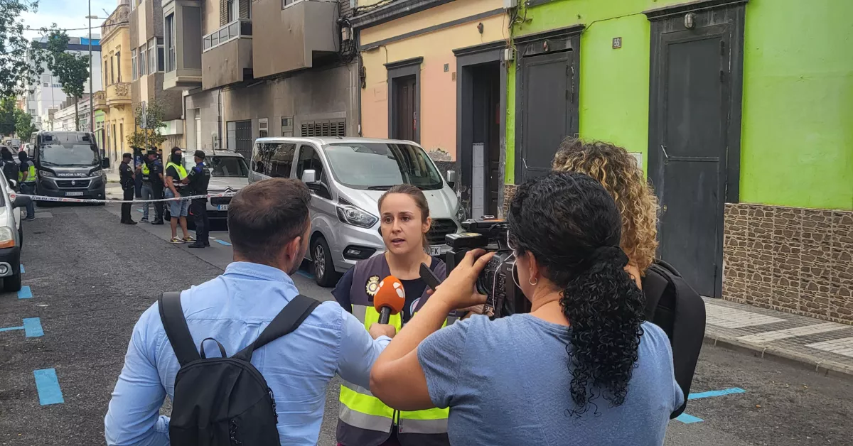 Una inspectora de la Policía Nacional atiende a los medios de comunicación en una operación contra el tráfico de drogas. / ATLÁNTICO HOY