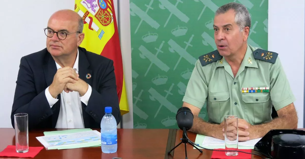 El delegado del Gobierno en las islas, Anselmo Pestana (i), y el jefe del Mando de Fronteras y Policía Marítima de la Guardia Civil, el teniente general Juan Luis Pérez / EFE / JOSÉ MARÍA RODRíGUEZ El delegado del Gobierno en las islas, Anselmo Pestana (i), y el jefe del Mando de Fronteras y Policía Marítima de la Guardia Civil, el teniente general Juan Luis Pérez / EFE / JOSÉ MARÍA RODRíGUEZ