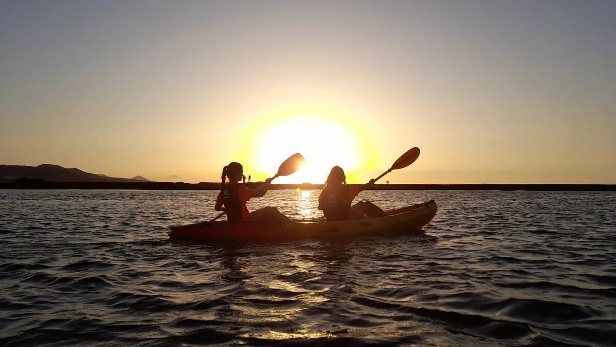 Imagen de dos personas haciendo kayak nocturno / SALITRE SPORT