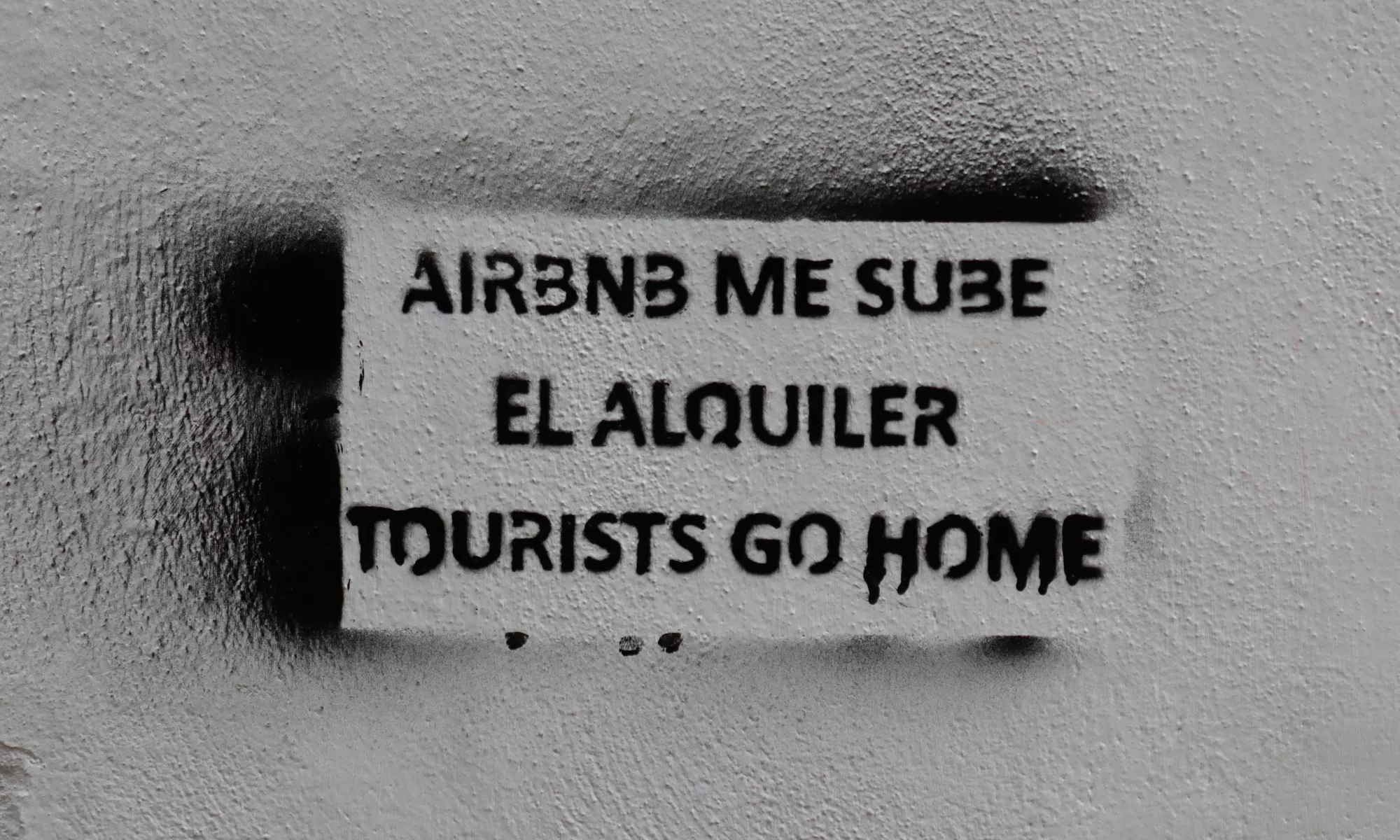 Pintada contra el alquiler vacacional en una calle de La Laguna, Tenerife / AINOHA CRUZ AH