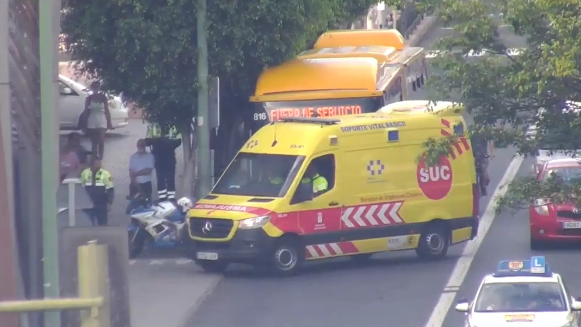 Imagen del SUC atendiendo a la mujer y su hijo / POLICÍA LOCAL DE LAS PALMAS DE GRAN CANARIA