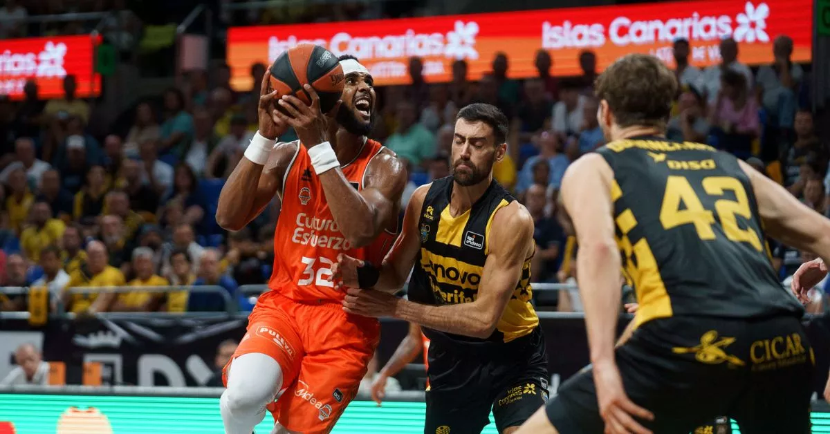 Valencia Basket salió victorioso del Santiago Martín en un partido donde castigaron desde el triple al CB Canarias./ EFE.