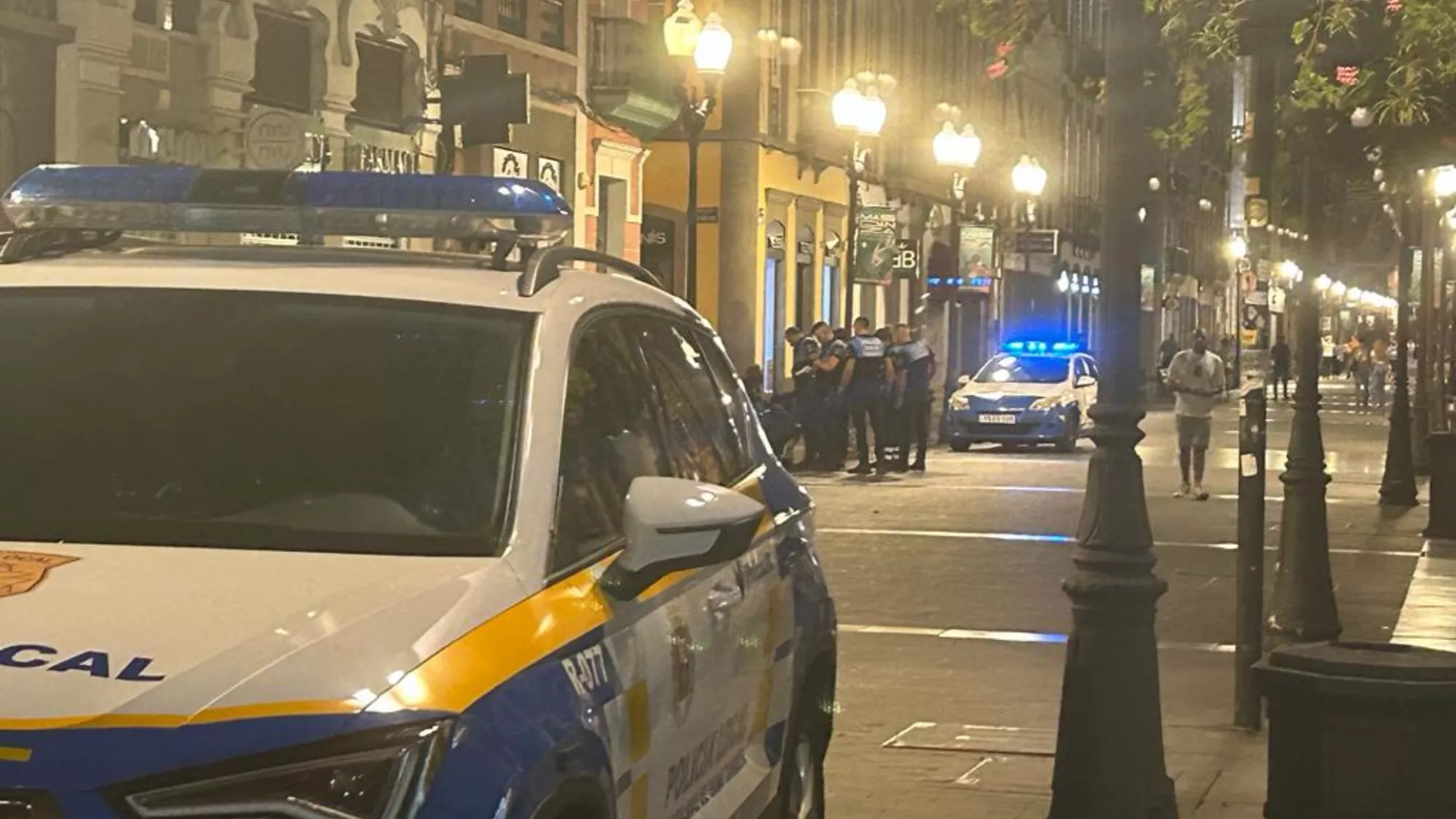 Los agentes de la Policía Local en Triana / ATLÁNTICO HOY - LUNA MOYA SILVA