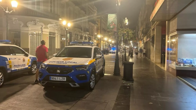 Los coches de la Policía Local en Triana esta noche / ATLÁNTICO HOY - LUNA MOYA