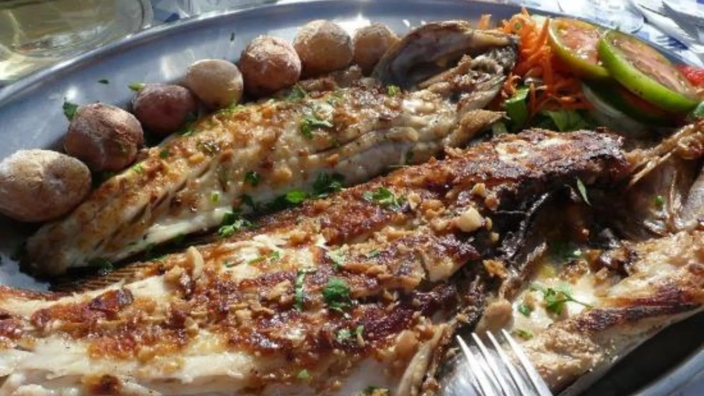 Cherne con papas arrugadas./ ARCHIVO