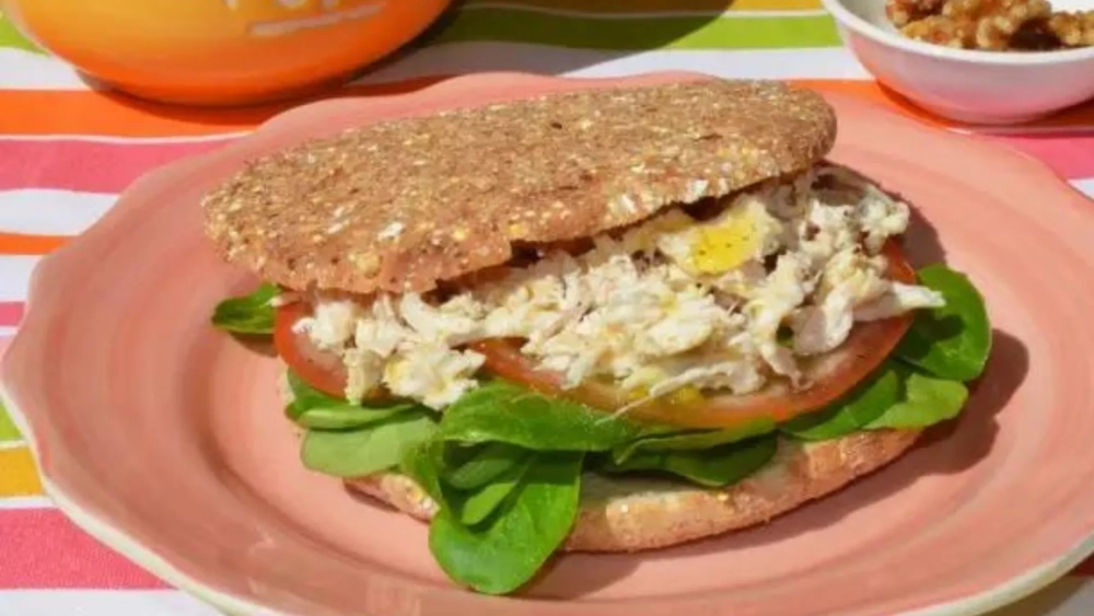 Bocadillo de pollo "con todo"./ ARCHIVO