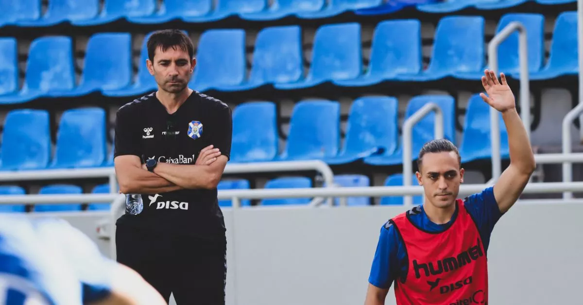 Asier Garitano supervisa el calentamiento de Luismi Cruz en una de las sesiones de esta semana antes de visitar al Eibar./ CD TENERIFE.
