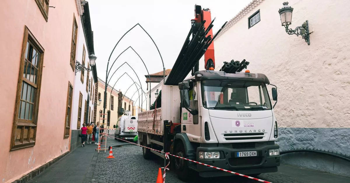 Instalación de los primeros motivos navideños en La Laguna / CEDIDA