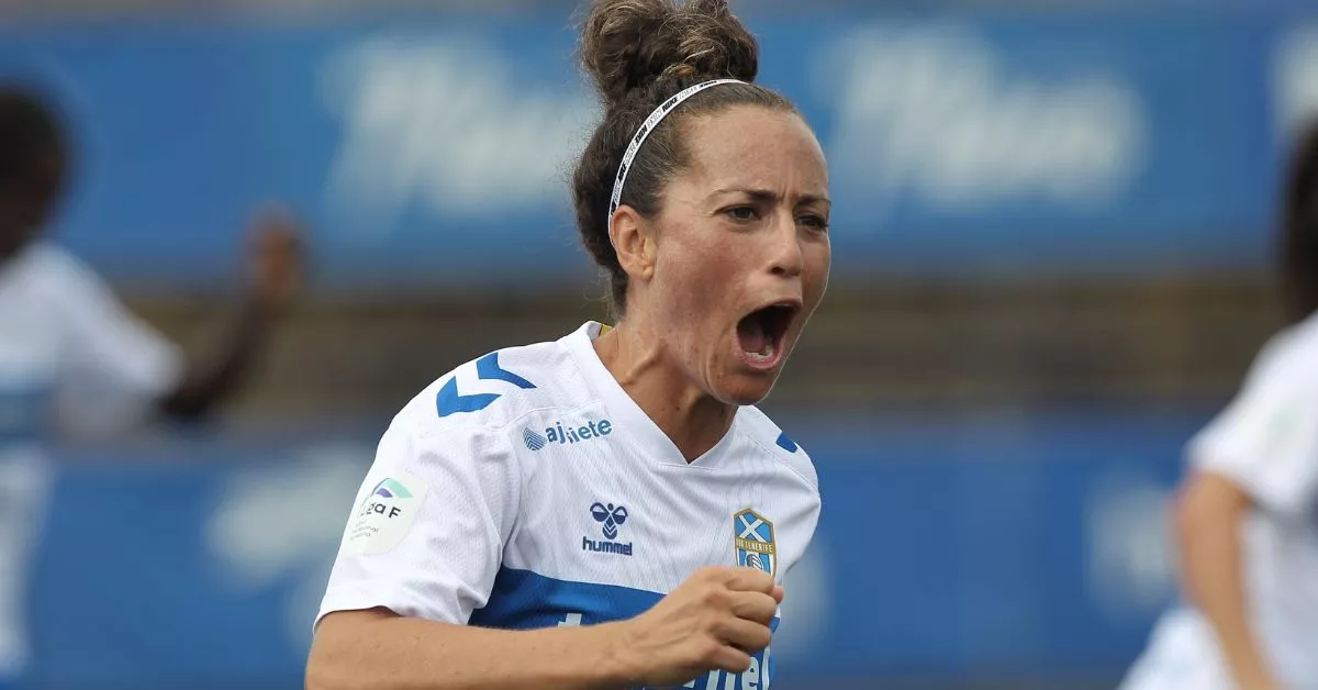 Patri Gavira celebra el primer gol ante el Sporting de Huelva en el último partido disputado en La Palmera antes de mudarse al campo municipal de Adeje./ LALIGA. 
