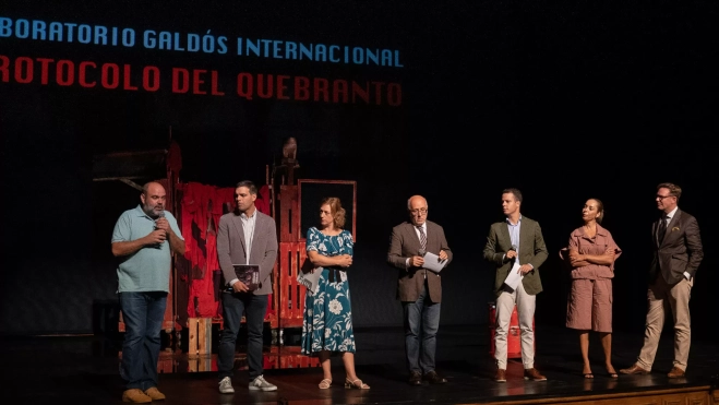 Instituciones implicadas en el desarrollo de la obra de teatro creada y dirigida por Mario Vega, 'Protocolo del quebranto', durante su presentación / FUNDACIÓN AUDITORIO Y TEATRO Instituciones implicadas en el desarrollo de la obra de teatro creada y dirigida por Mario Vega, 'Protocolo del quebranto', durante su presentación / FUNDACIÓN AUDITORIO Y TEATRO