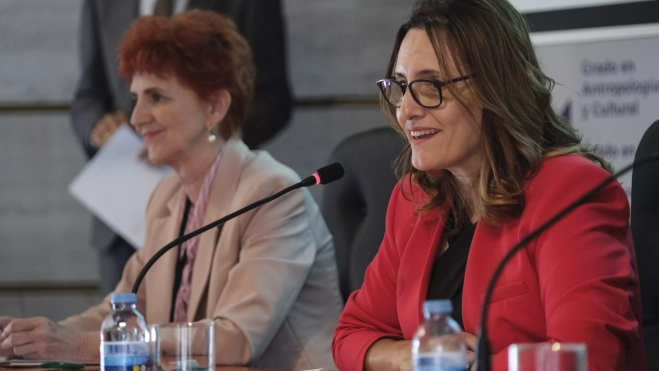 La consejera de Bienestar Social de Canarias, Candelaria Delgado (d), y la directora del Observatorio Español del Racismo y la Xenofobia, Karoline Fernández de la Hoz Zeitle. / EFE
