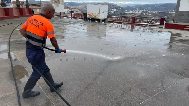 Un operario de limpieza viaria / AYUNTAMIENTO DE LAS PALMAS DE GRAN CANARIA Un operario de limpieza viaria / AYUNTAMIENTO DE LAS PALMAS DE GRAN CANARIA