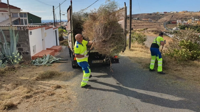 Un operario de limpieza viaria / AYUNTAMIENTO DE LAS PALMAS DE GRAN CANARIA Un operario de limpieza viaria / AYUNTAMIENTO DE LAS PALMAS DE GRAN CANARIA