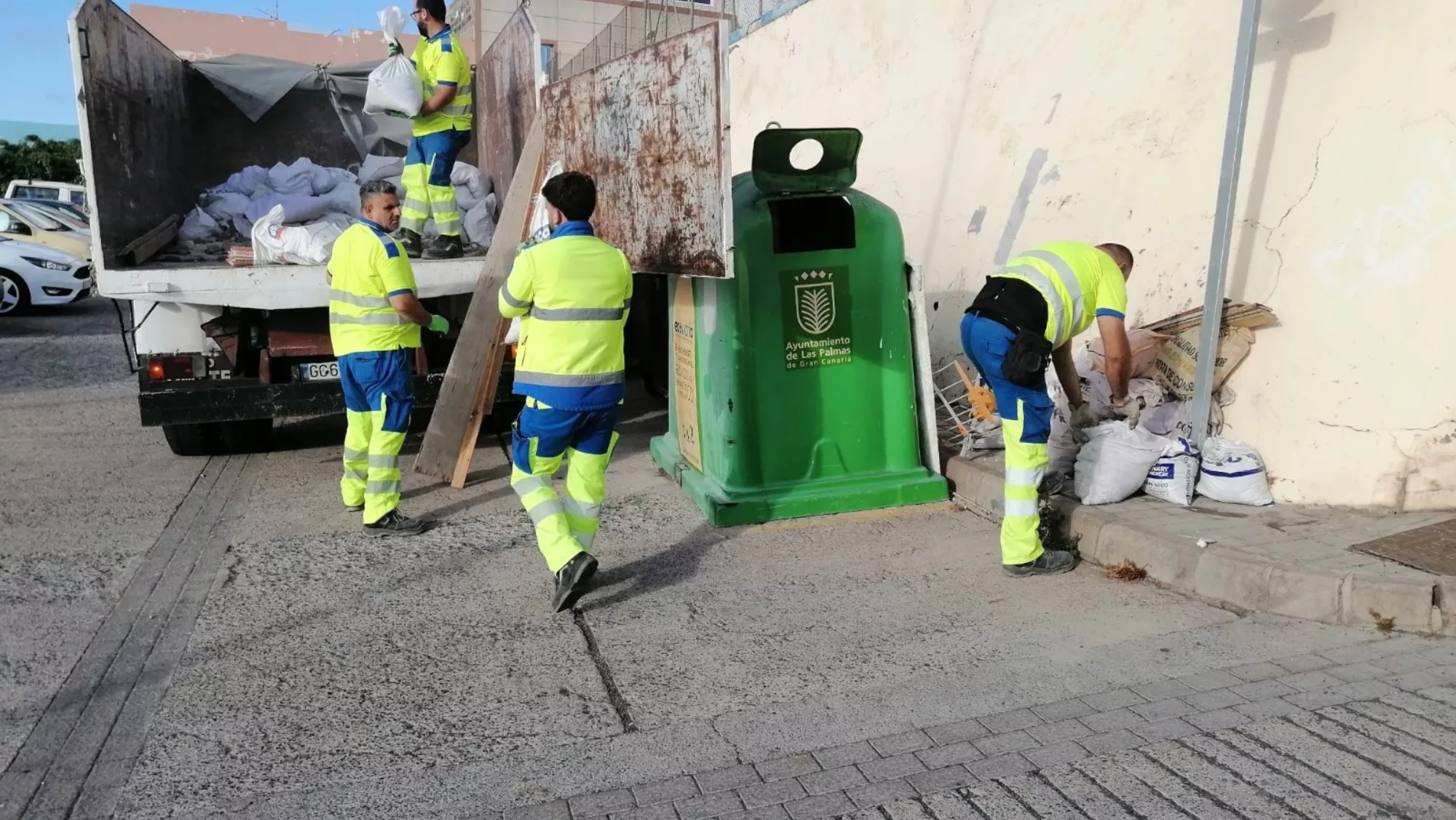 Un operario de limpieza viaria / AYUNTAMIENTO DE LAS PALMAS DE GRAN CANARIA