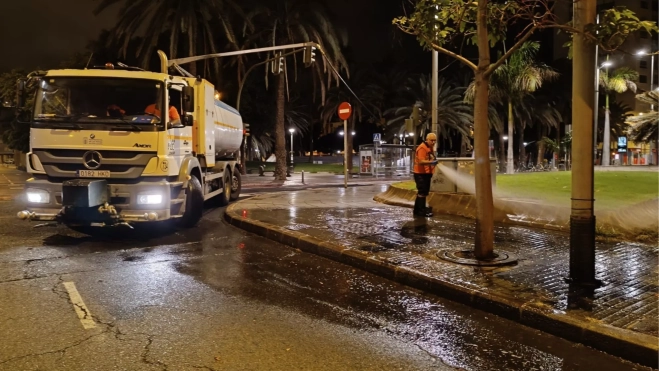 Un operario de limpieza viaria. / AYUNTAMIENTO DE LAS PALMAS DE GRAN CANARIA