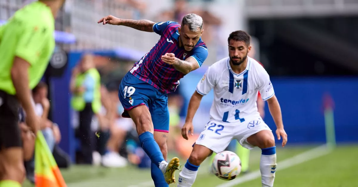 Mellot presiona a Stoichkov en la última visita del Tenerife a Ipurúa, donde se impusieron los locales por 2-1 de Venâncio, Dauda y el propio Stoichkov, de penalti./ Mellot presiona a Stoichkov en la última visita del Tenerife a Ipurúa, donde se impusieron los locales por 2-1 de Venâncio, Dauda y el propio Stoichkov, de penalti./