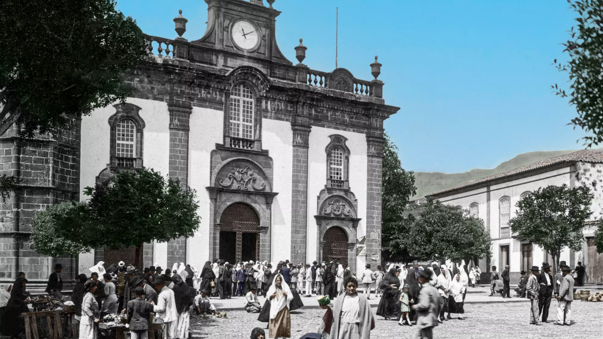 Fotografía del mercadillo de Teror en Gran Canaria en 1925 restaurada y coloreada / CANARIAS EN COLOR 