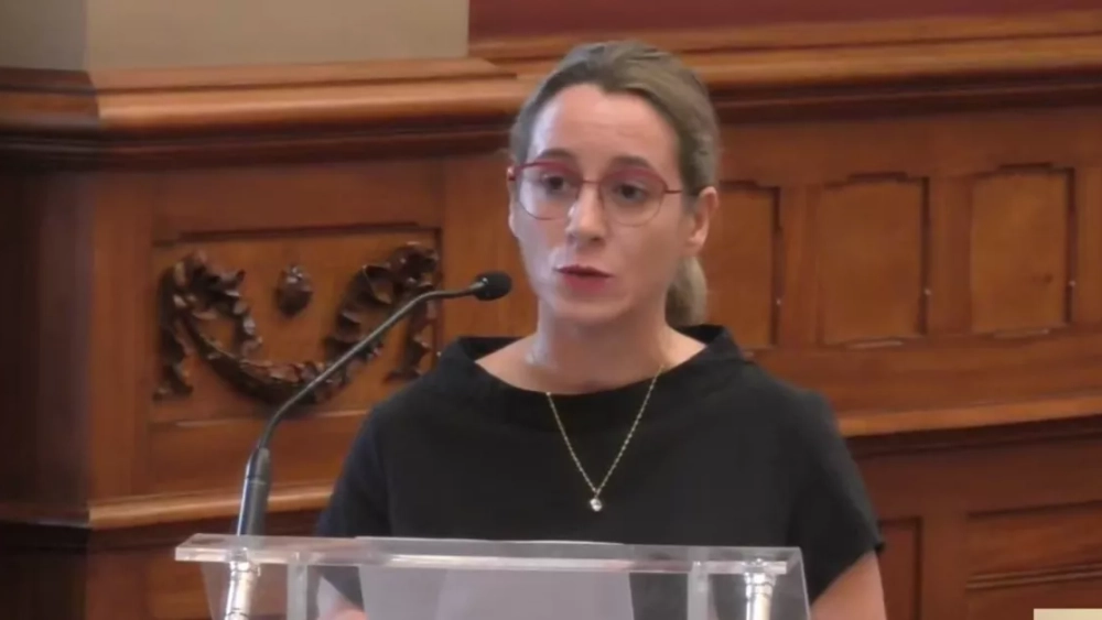 María Isabel López Villar, representante de la asociación de vecinos Azorín, en su intervención en el pleno del Ayuntamiento de Santa Cruz./ AYTO SC María Isabel López Villar, representante de la asociación de vecinos Azorín, en su intervención en el pleno del Ayuntamiento de Santa Cruz./ AYTO SC