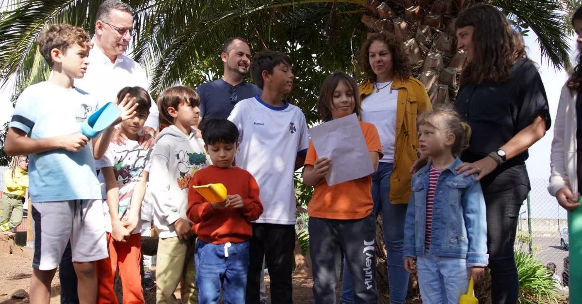 Alumnos del CEIP Aguamansa y autoridades se preparan para plantar árboles / CEDIDA