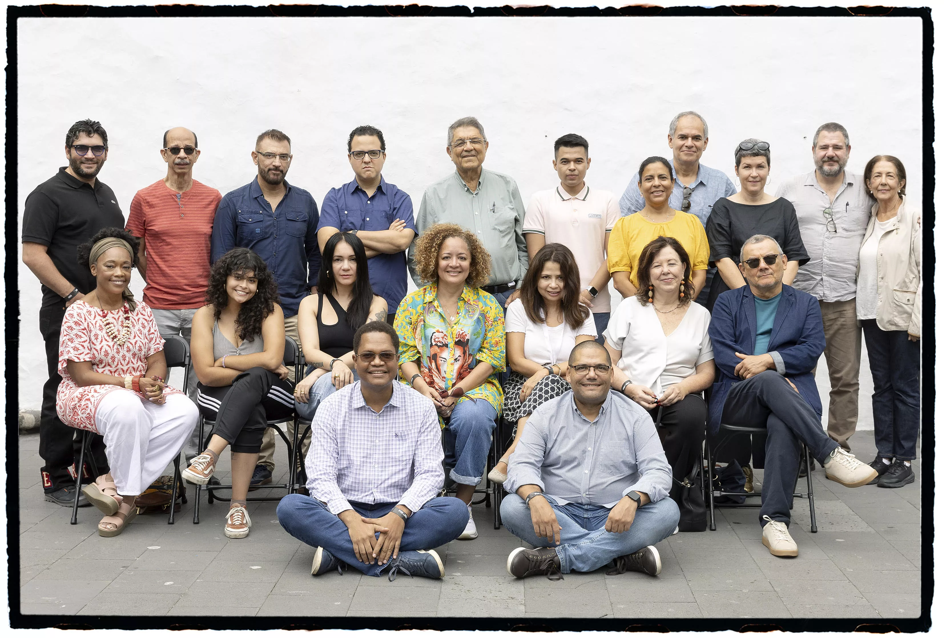 ¡Puro grupo! En la foto de Daniel Mordzinski aparece la representación literaria de Centroamérica en el Festival literario que se celebra en La Palma.