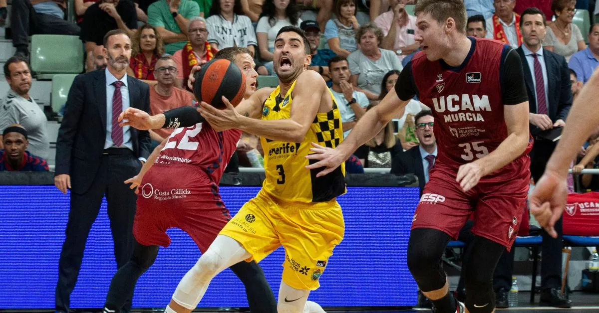 Jaime Fernández intenta penetrar entre la defensa de UCAM en un duelo en el que al CB Canarias se le apagaron las luces en el último cuarto./ EFE.