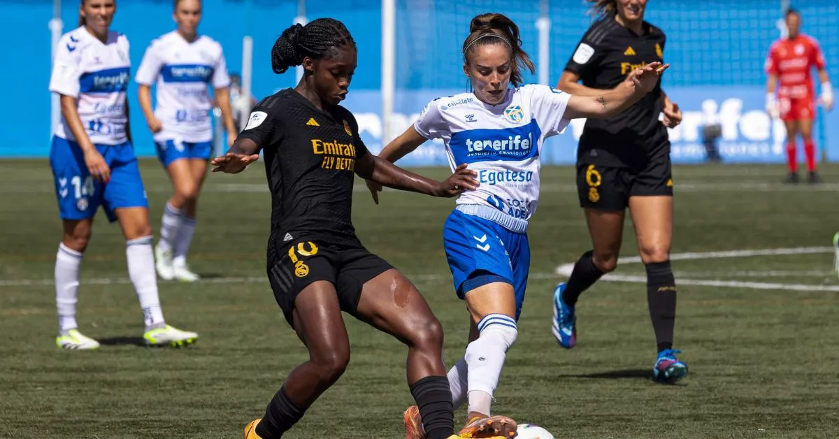 Clau Blanco y Linda Caicedo disputan un balón en la victoria del Real Madrid ante el Costa Adeje Tenerife./ EFE.