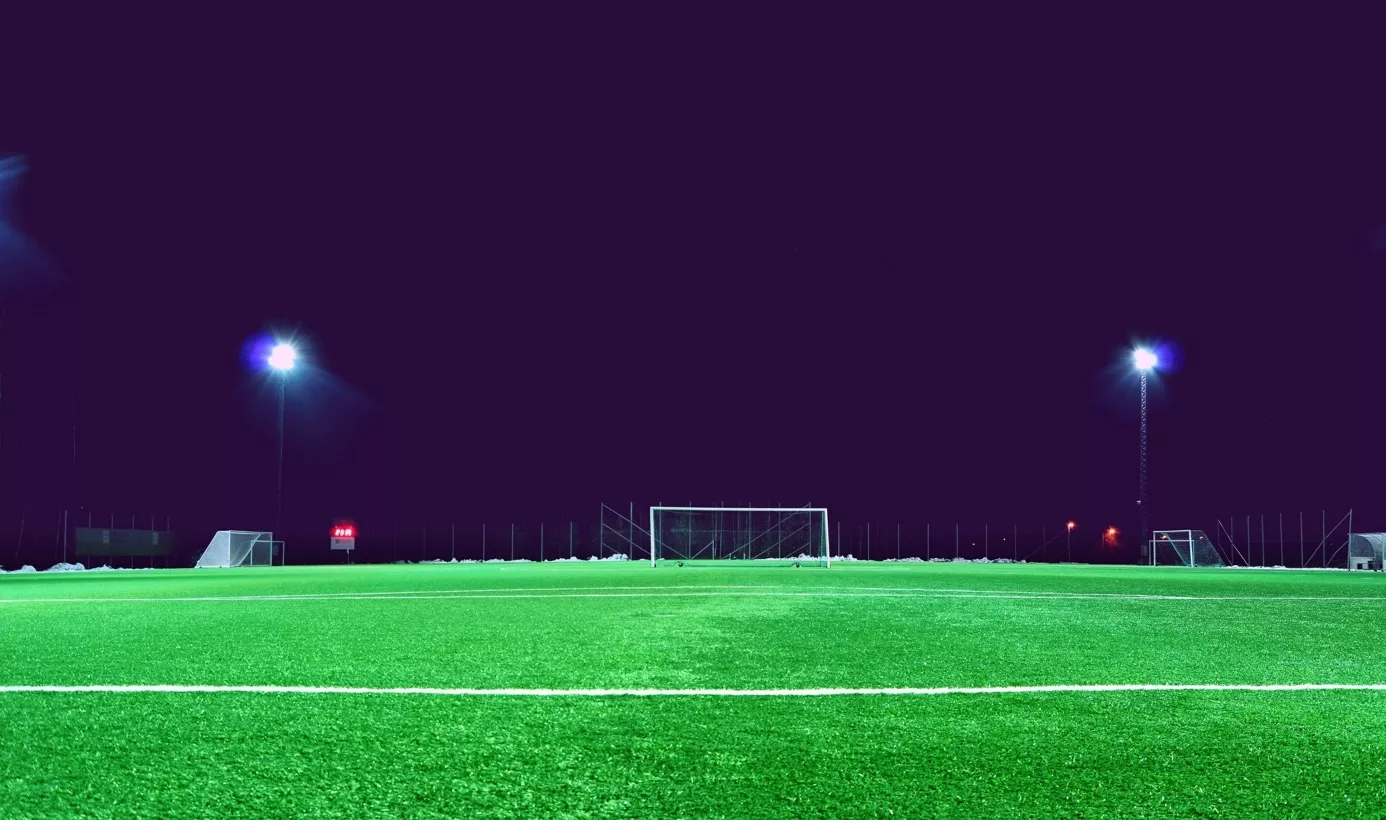 Campo de fútbol por la noche / UNSPLASH