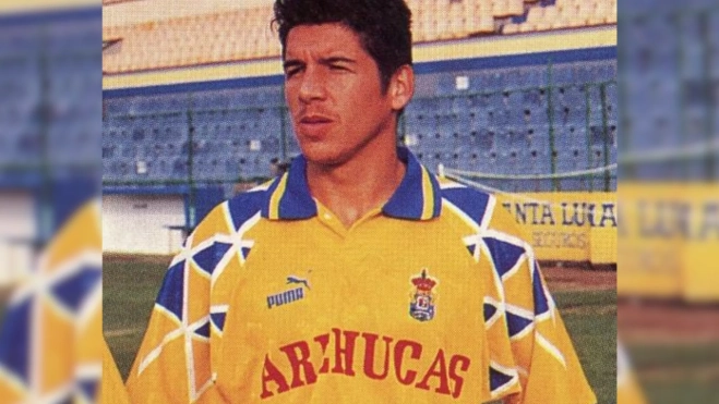 Imagen del exjugador de la UD Las Palmas, Orlando Suárez, con la mítica camiseta de las pintaderas canarias / ASOCIACIÓN DE EXJUGADORES DE LA UD LAS PALMAS