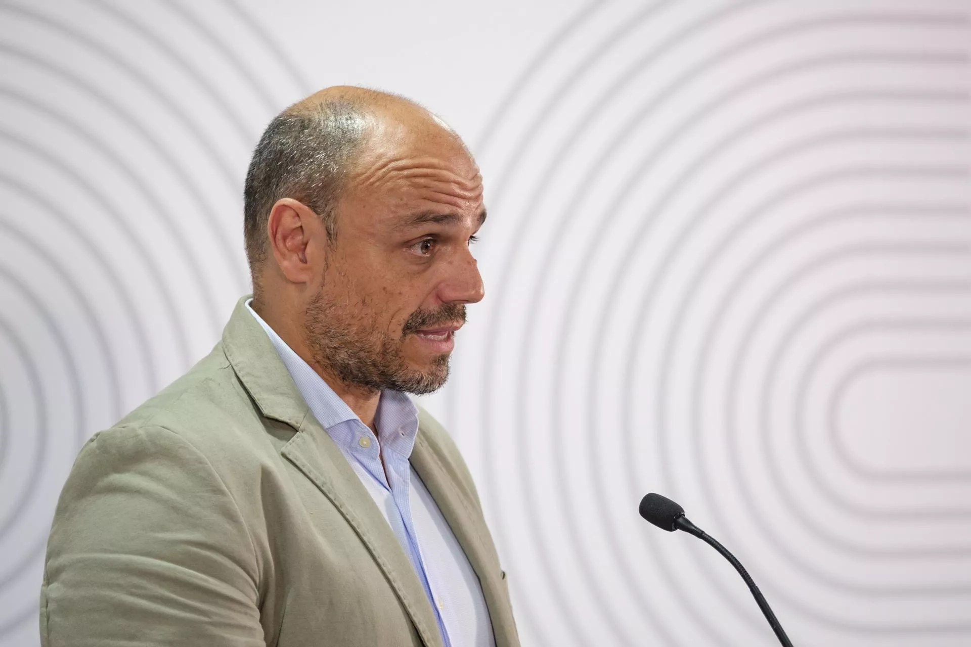 El viceconsejero portavoz del Ejecutivo canario, Alfonso Cabello, informa en rueda de prensa sobre el Consejo de Gobierno. / EFE – ÁNGEL MEDINA G. 