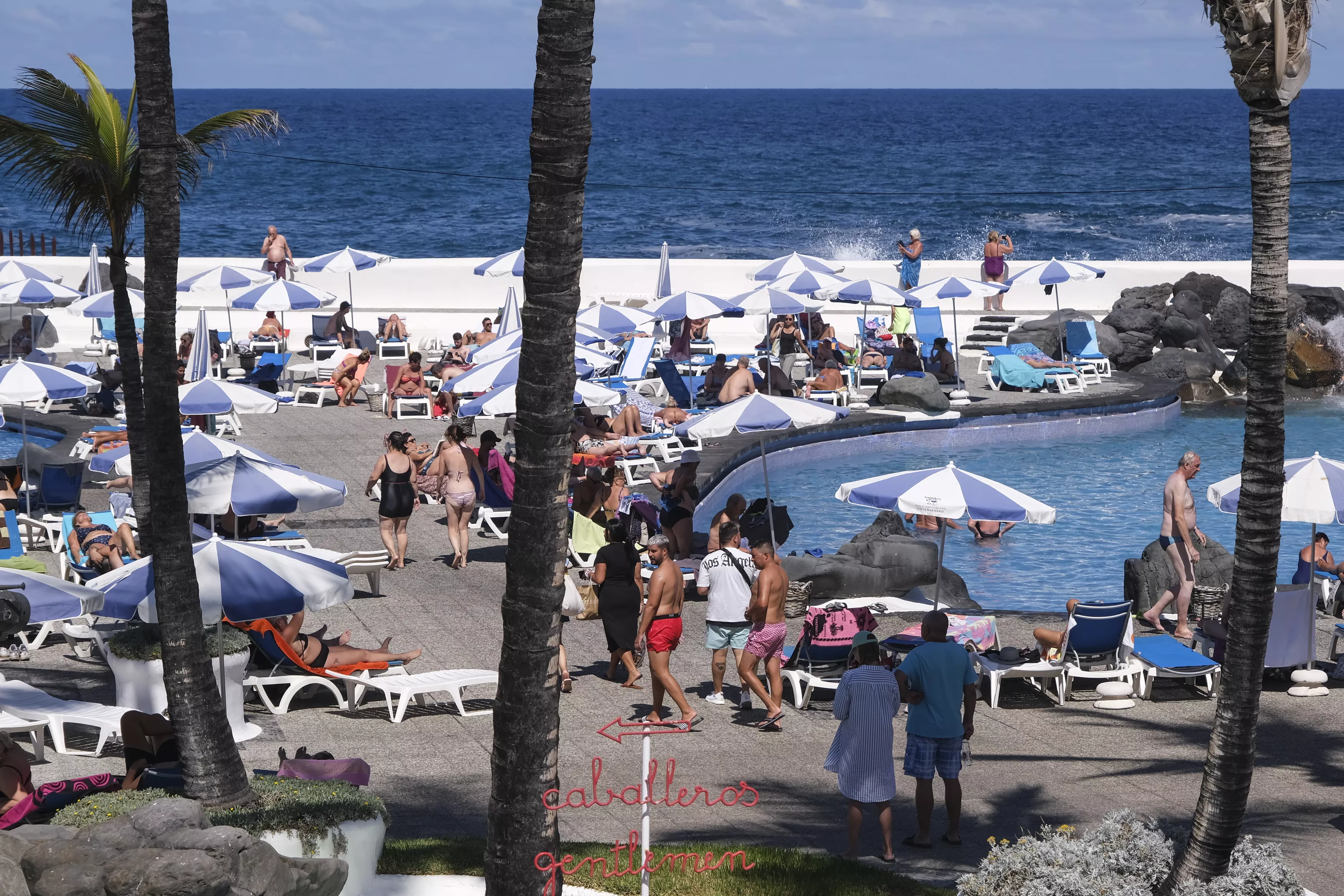 Varios turistas en el Puerto de la Cruz, uno de los principales destinos turísticos de Canarias. / EFE