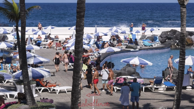 Varios turistas en el Puerto de la Cruz, uno de los principales destinos turísticos de Canarias. / EFE